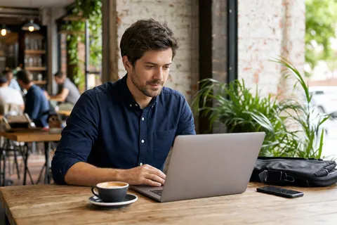 Remote worker in a Melbourne cafe